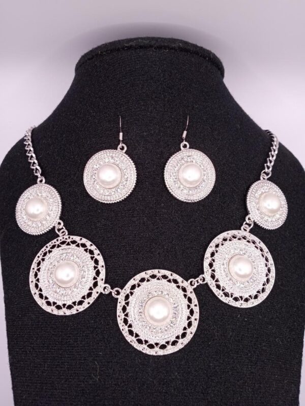 COLLAR CON RUEDAS BLANCAS Y PERLA